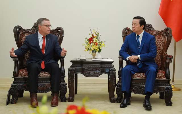 Phó Thủ tướng Trần Hồng Hà đề nghị tập đoàn Dell nghiên cứu các giải pháp để gia tăng tỉ lệ nội địa hoá, cũng như giá trị đóng góp của doanh nghiệp, nguồn nhân lực Việt Nam trong hệ sinh thái đầu tư, chiến lược phát triển toàn cầu của tập đoàn. (Ảnh: VGP)
