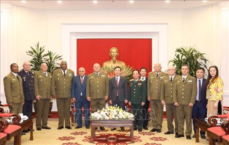 Đồng chí Võ Văn Thưởng và Đoàn đại biểu Bộ các lực lượng vũ trang cách mạng Cuba tại buổi tiếp. (Ảnh: TTXVN)
