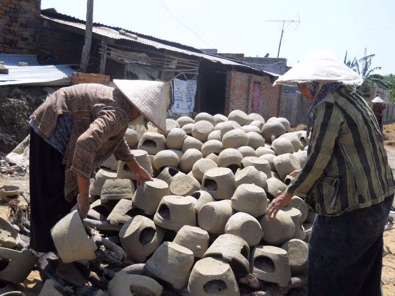 Gốm Bàu Trúc không cần lò nung, phương pháp truyền thống nơi đây là chất rơm rạ, củi và nung gốm ngay ngoài trời. Gốm Bàu Trúc không cần lò nung, phương pháp truyền thống nơi đây là chất rơm rạ, củi và nung gốm ngay ngoài trời.