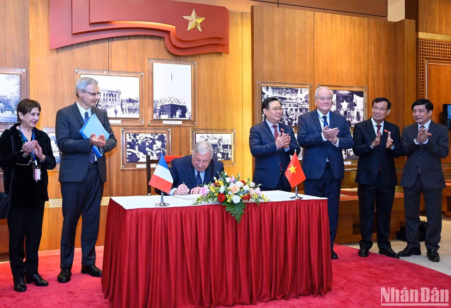 Chủ tịch Thượng viện Cộng hòa Pháp Gérard Larcher viết Sổ vàng lưu niệm tại Phòng Truyền thống Quốc hội Việt Nam.
