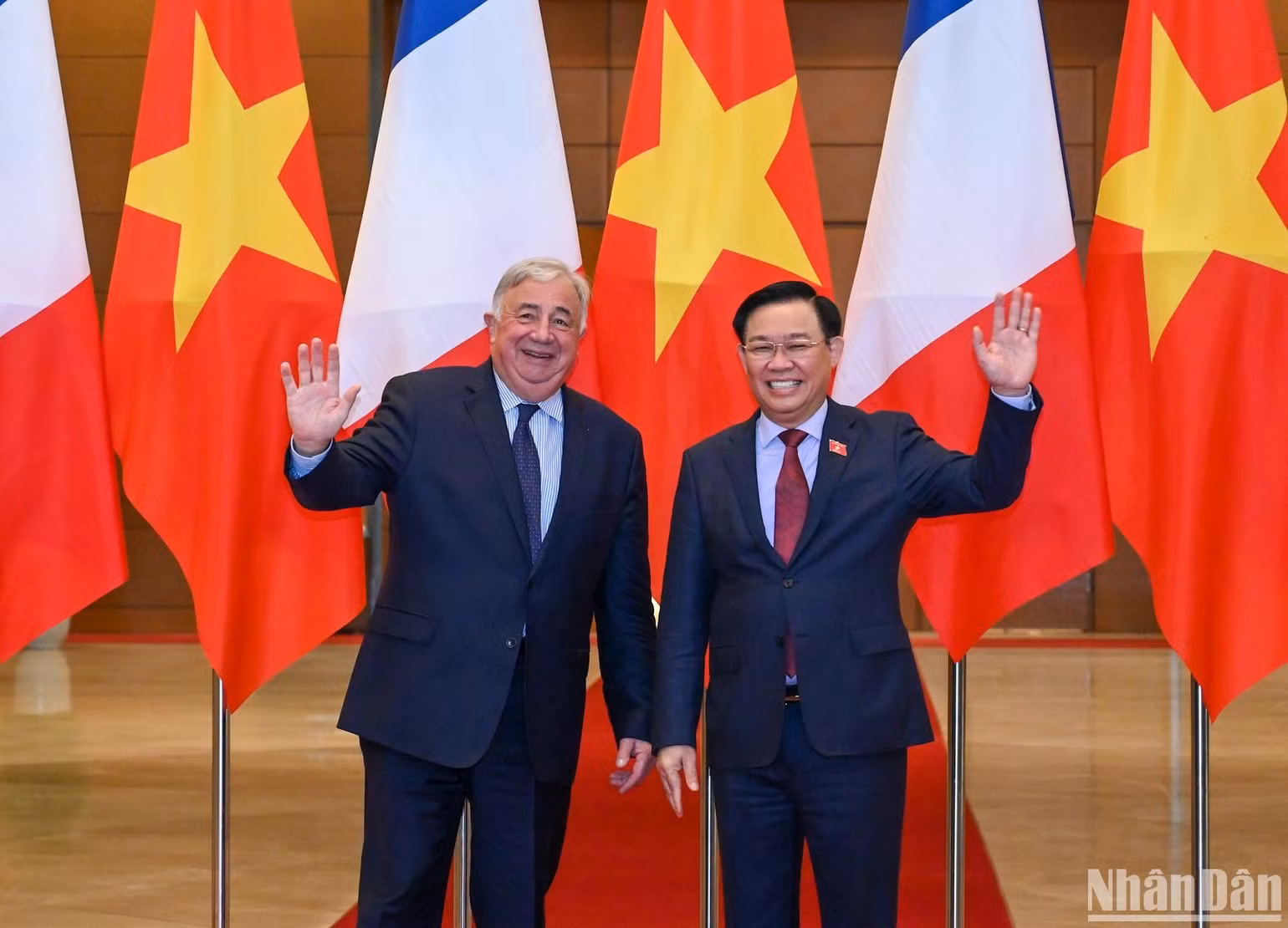 Chủ tịch Quốc hội Vương Đình Huệ và Chủ tịch Thượng viện Cộng hòa Pháp Gérard Larcher tại lễ đón.
