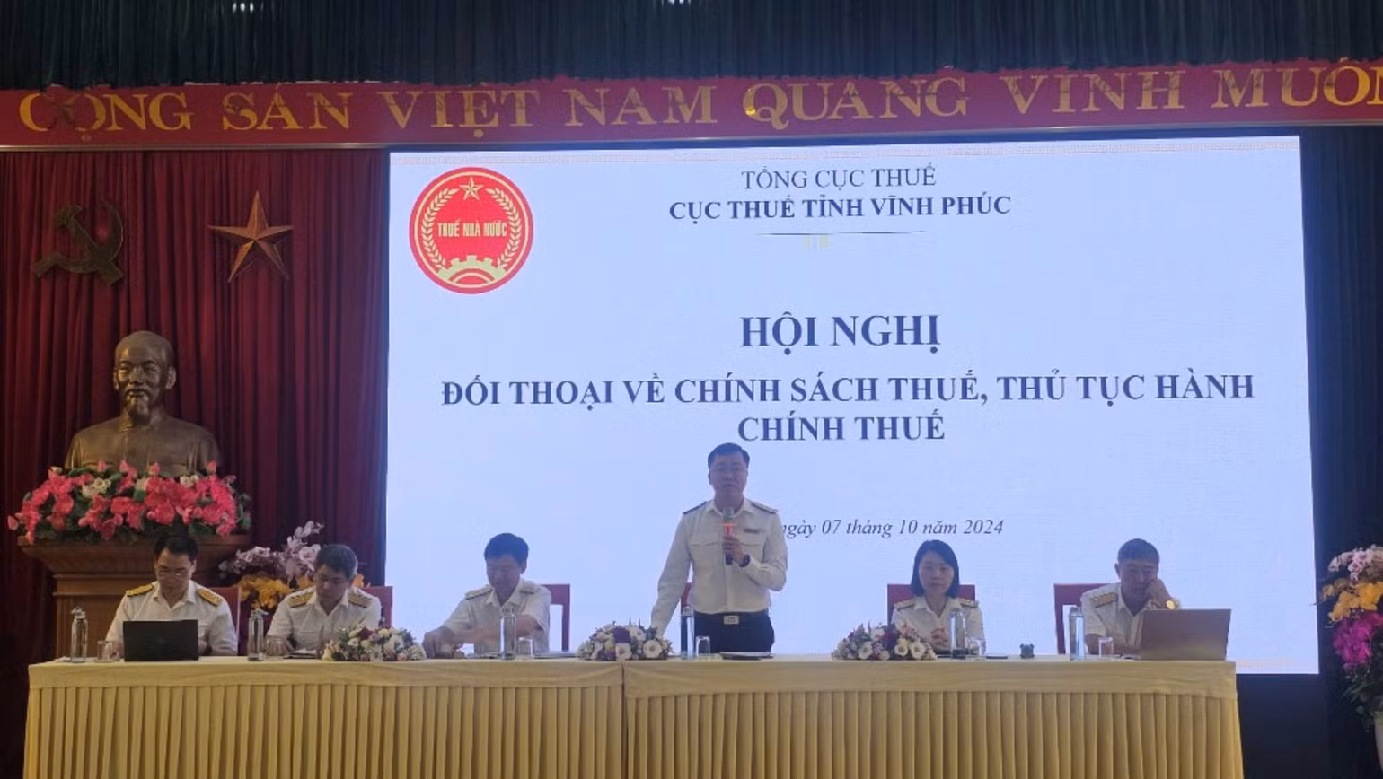 Lãnh đạo Cục Thuế tỉnh trả lời câu hỏi của người nộp thuế.