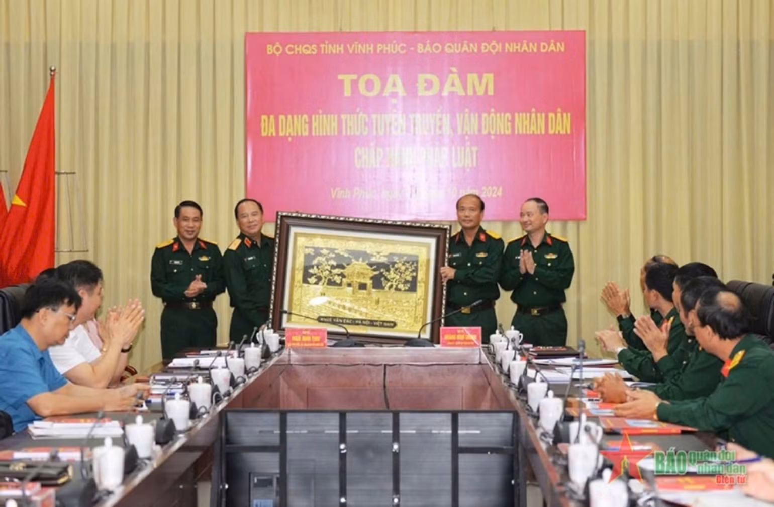 Lãnh đạo Báo Quân đội nhân dân tặng quà lưu niệm cho Bộ Chỉ huy Quân sự tỉnh Vĩnh Phúc.