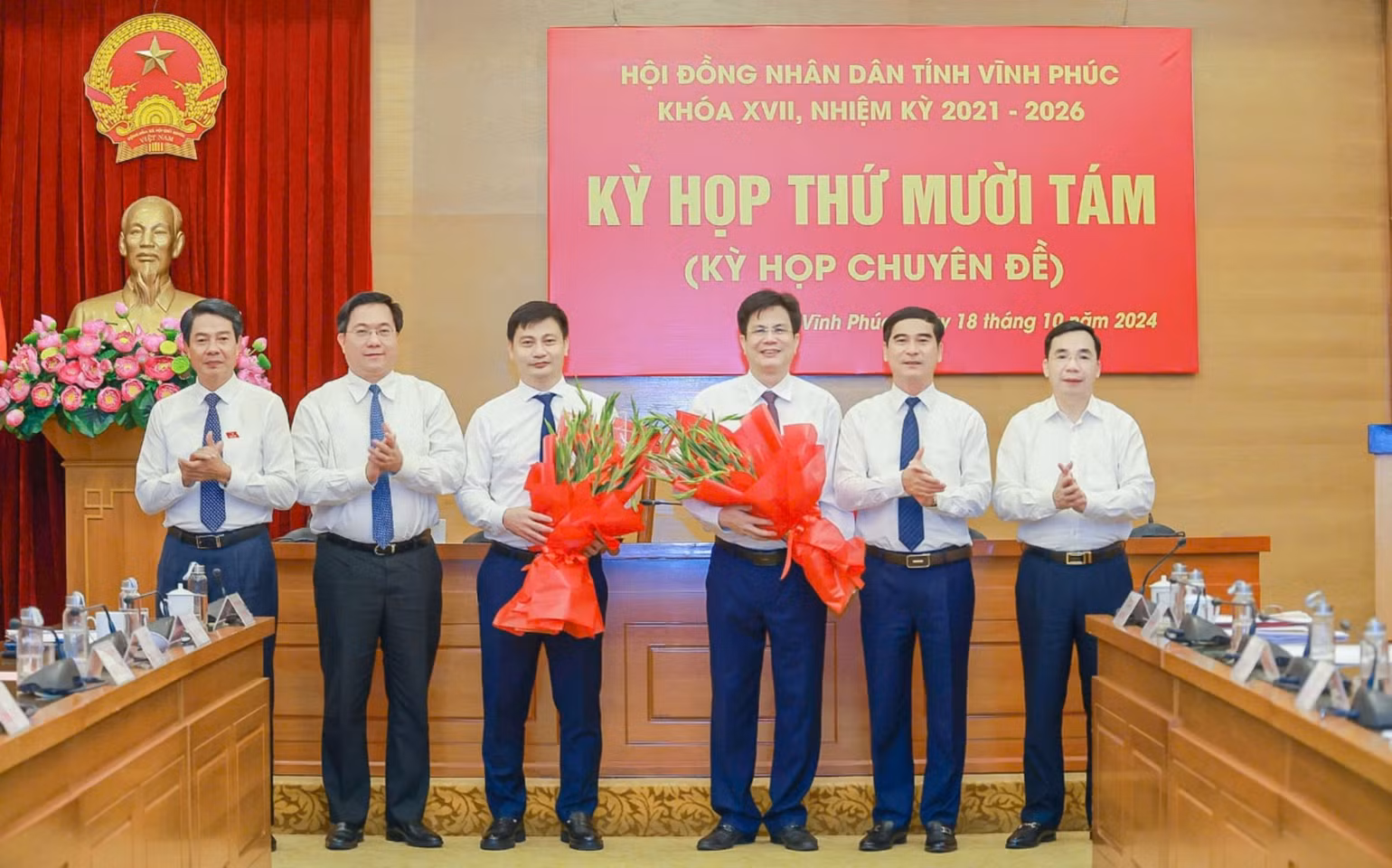 Lãnh đạo tỉnh chúc mừng tân Phó Chủ tịch Hội đồng nhân dân tỉnh.