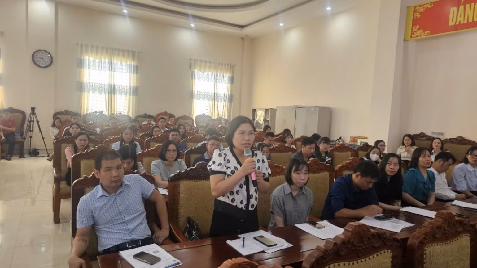 Đại diện doanh nghiệp đặt câu hỏi.