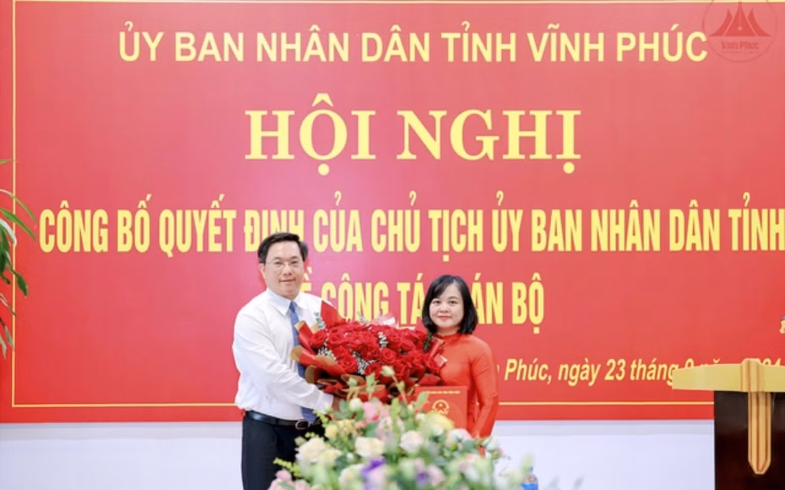 Chủ tịch Ủy ban nhân dân tỉnh Trần Duy Đông chúc mừng đồng chí Đỗ Thị Hồng Nhung được bổ nhiệm làm Giám đốc Sở Tài chính. Chủ tịch Ủy ban nhân dân tỉnh Trần Duy Đông chúc mừng đồng chí Đỗ Thị Hồng Nhung được bổ nhiệm làm Giám đốc Sở Tài chính.