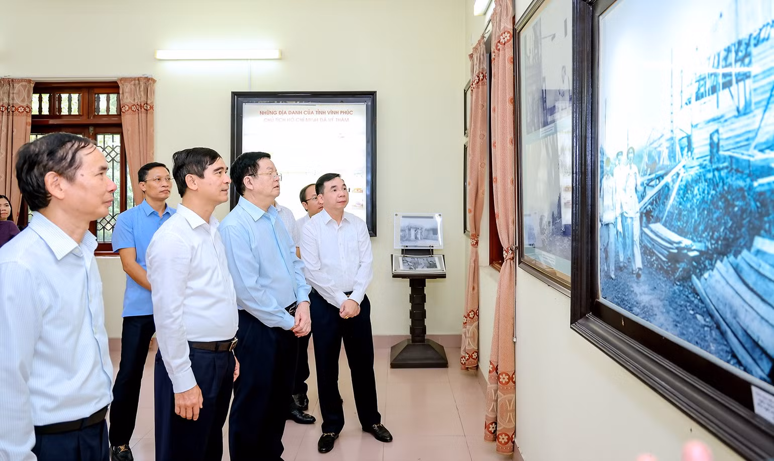 Các đồng chí lãnh đạo tham quan các hiện vật và tư liệu quý về những lần Bác Hồ về thăm Vĩnh Phúc.