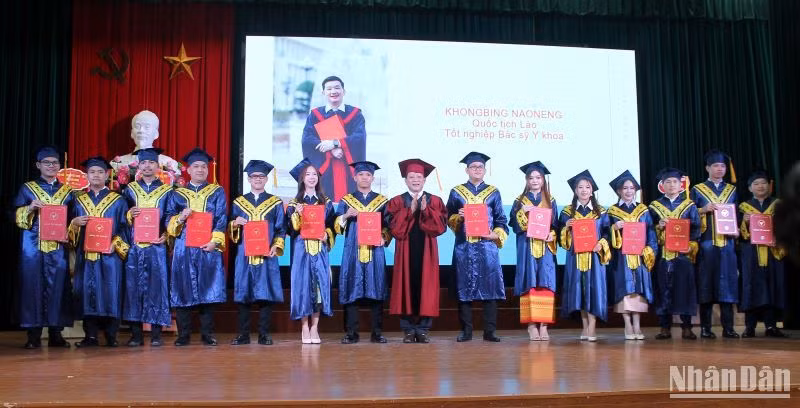 Trao bằng tốt nghiệp ngành Bác sĩ đa khoa cho lưu học sinh Lào. Trao bằng tốt nghiệp ngành Bác sĩ đa khoa cho lưu học sinh Lào.