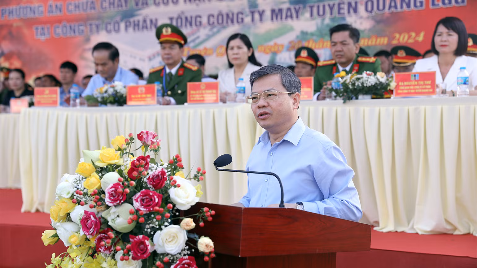 Đồng chí Nguyễn Văn Sơn, Chủ tịch Ủy ban nhân dân tỉnh Tuyên Quang phát biểu chỉ đạo diễn tập. Đồng chí Nguyễn Văn Sơn, Chủ tịch Ủy ban nhân dân tỉnh Tuyên Quang phát biểu chỉ đạo diễn tập.