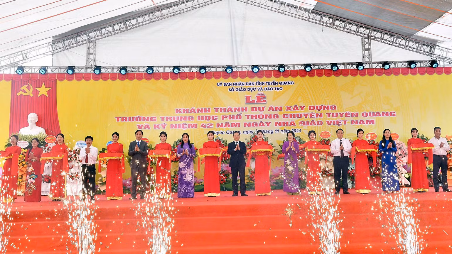 Đại biểu cắt băng khánh thành Dự án xây dựng trường THPT chuyên Tuyên Quang.