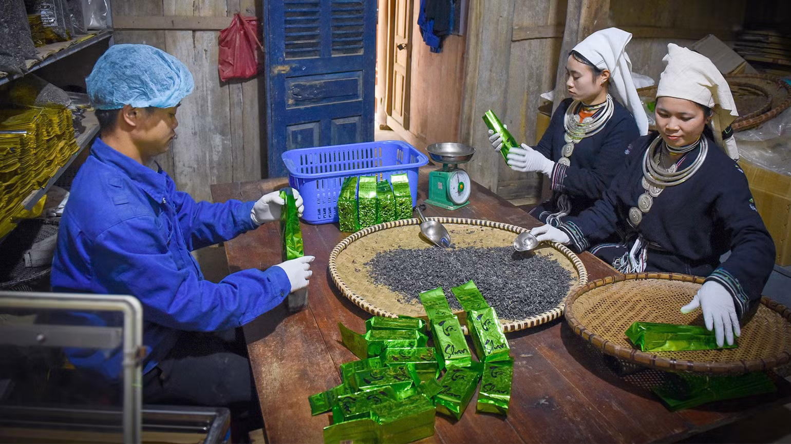 Đóng gói sản phẩm chè Shan Tuyết của Hợp tác xã Sơn Trà, xã Hồng Thái, huyện Na Hang. Đóng gói sản phẩm chè Shan Tuyết của Hợp tác xã Sơn Trà, xã Hồng Thái, huyện Na Hang.