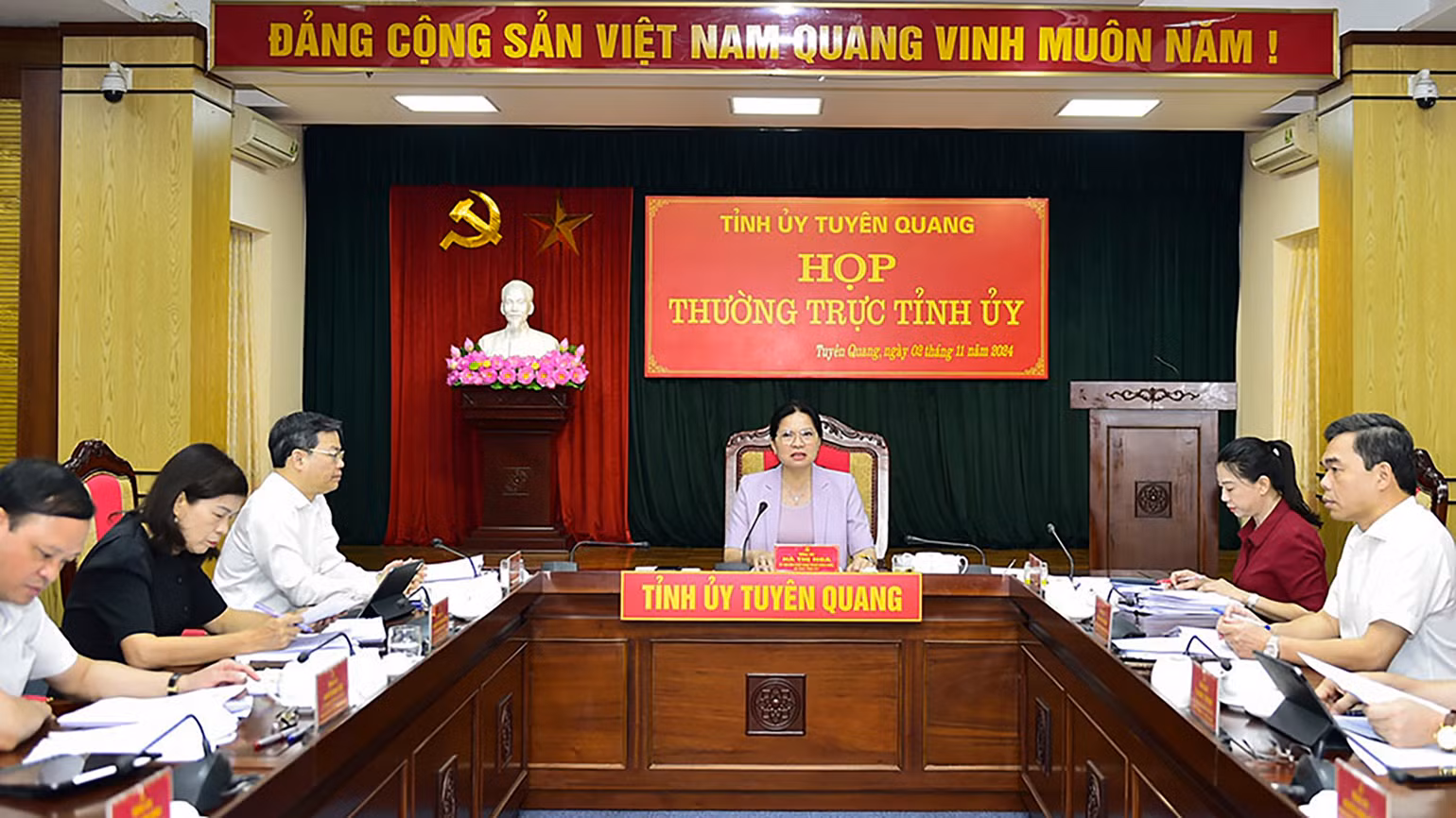 Đồng chí Hà Thị Nga, Bí thư Tỉnh ủy Tuyên Quang yêu cầu các địa phương, các sở, ngành liên quan phải đẩy nhanh tiến độ thực hiện sắp xếp ổn định dân cư, nỗ lực để người dân có nhà ở mới đón Tết Nguyên đán. Đồng chí Hà Thị Nga, Bí thư Tỉnh ủy Tuyên Quang yêu cầu các địa phương, các sở, ngành liên quan phải đẩy nhanh tiến độ thực hiện sắp xếp ổn định dân cư, nỗ lực để người dân có nhà ở mới đón Tết Nguyên đán.