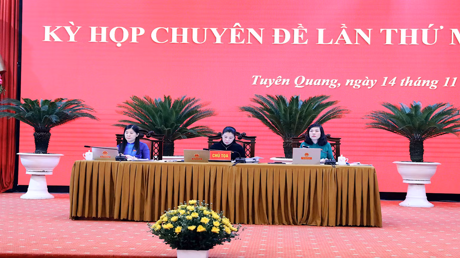 Chủ tọa kỳ họp.