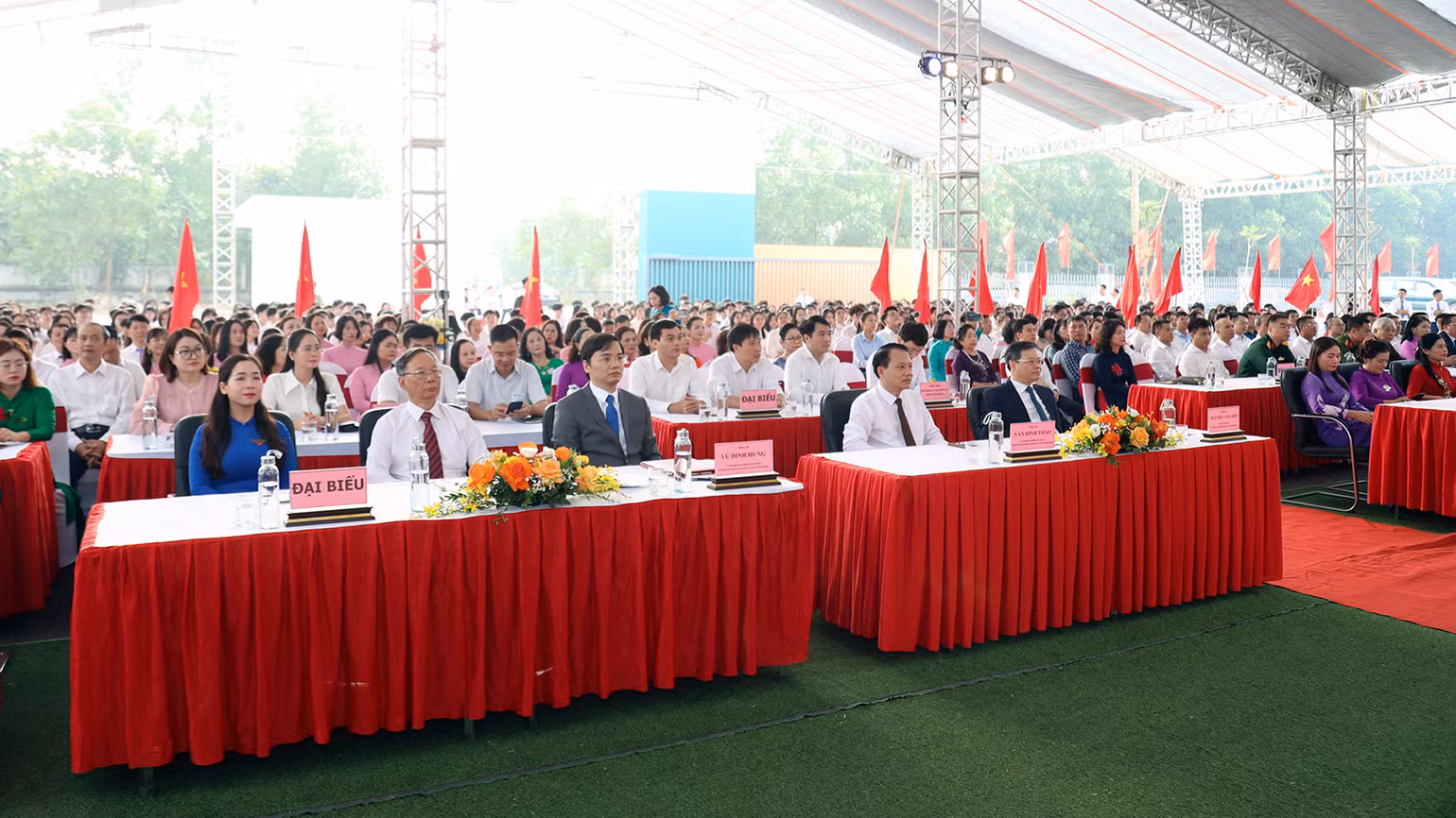 Các đại biểu tham dự buổi lễ. Các đại biểu tham dự buổi lễ.