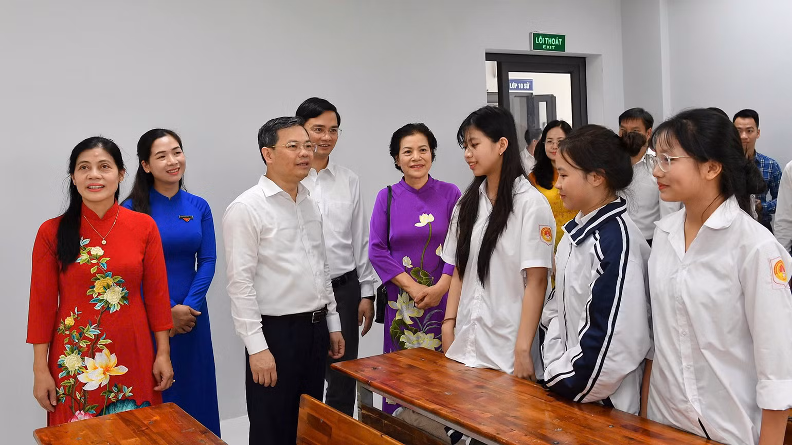 Chủ tịch UBND tỉnh Tuyên Quang Nguyễn Văn Sơn thăm hỏi học sinh trường THPT Chuyên Tuyên Quang.