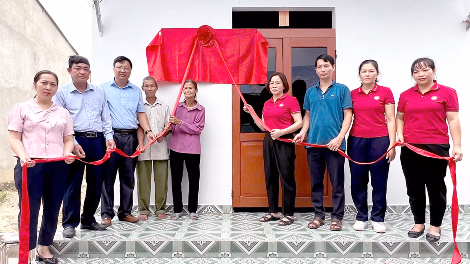 Lãnh đạo Mặt trận Tổ quốc tỉnh Tuyên Quang kéo băng khánh thành nhà mới cho hộ dân tại thôn Đồng Danh, xã Đức Ninh, huyện Hàm Yên.
