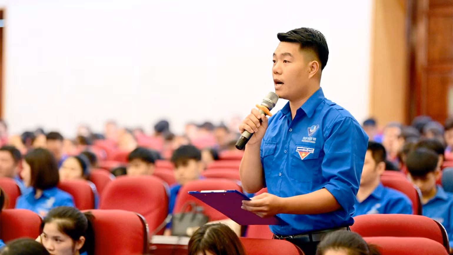 Đại diện thanh niên tỉnh Tuyên Quang đặt câu hỏi cho các đại biểu. Đại diện thanh niên tỉnh Tuyên Quang đặt câu hỏi cho các đại biểu.
