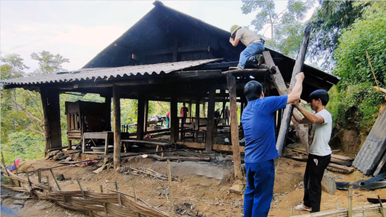 Sau khi được tuyên truyền vận động, gia đình ông Nguyễn Văn So, ở thôn Nà Ta, xã Thượng Nông, huyện Na Hang, đã quyết định tháo dỡ nhà cũ để xây dựng nhà mới kiên cố hơn.