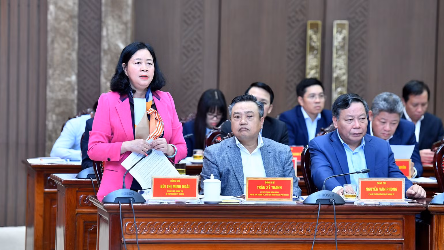 Đồng chí Bùi Thị Minh Hoài, Ủy viên Bộ Chính trị, Bí thư Thành ủy Hà Nội báo cáo một số nội dung trọng tâm. (Ảnh: ĐĂNG KHOA)