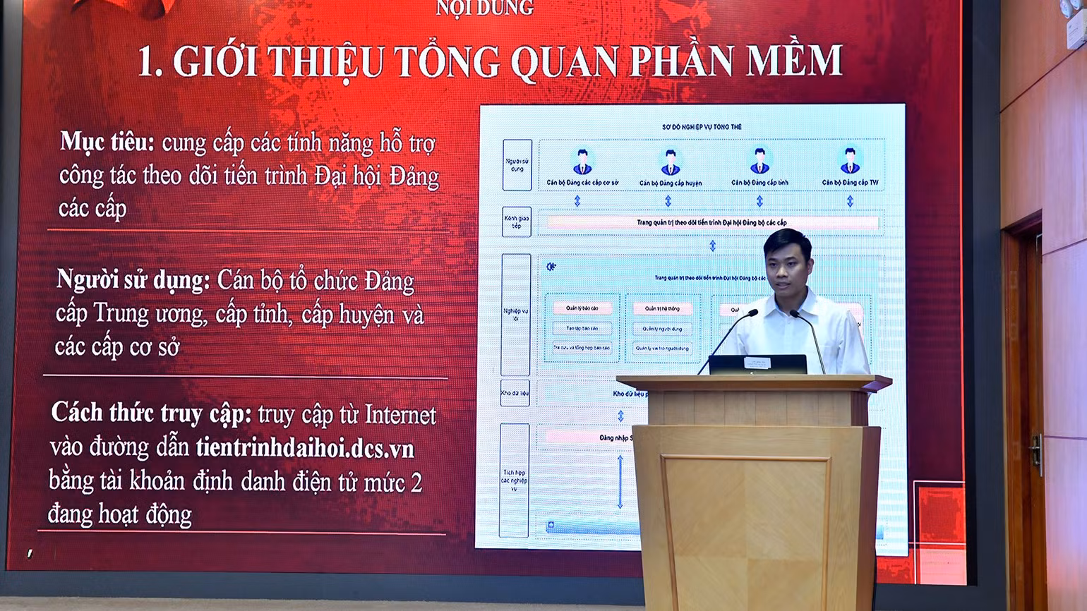 Cán bộ Cục C06, Bộ Công an giới thiệu về phần mềm theo dõi tiến trình đại hội. (Ảnh: ĐĂNG KHOA). Cán bộ Cục C06, Bộ Công an giới thiệu về phần mềm theo dõi tiến trình đại hội. (Ảnh: ĐĂNG KHOA).