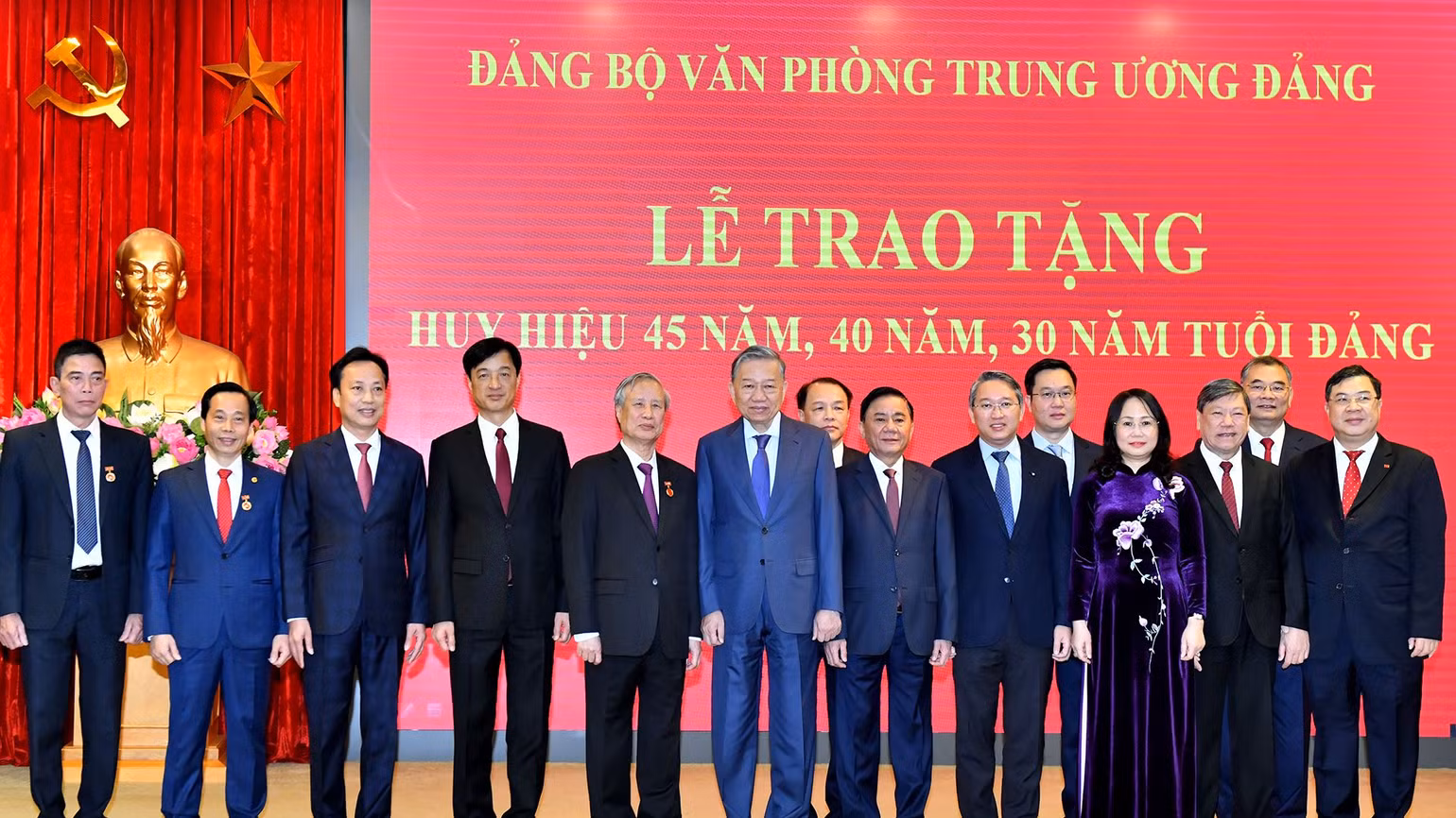 Các đồng chí lãnh đạo Đảng, Văn phòng Trung ương Đảng dự Lễ trao Huy hiệu Đảng. (Ảnh: ĐĂNG KHOA)