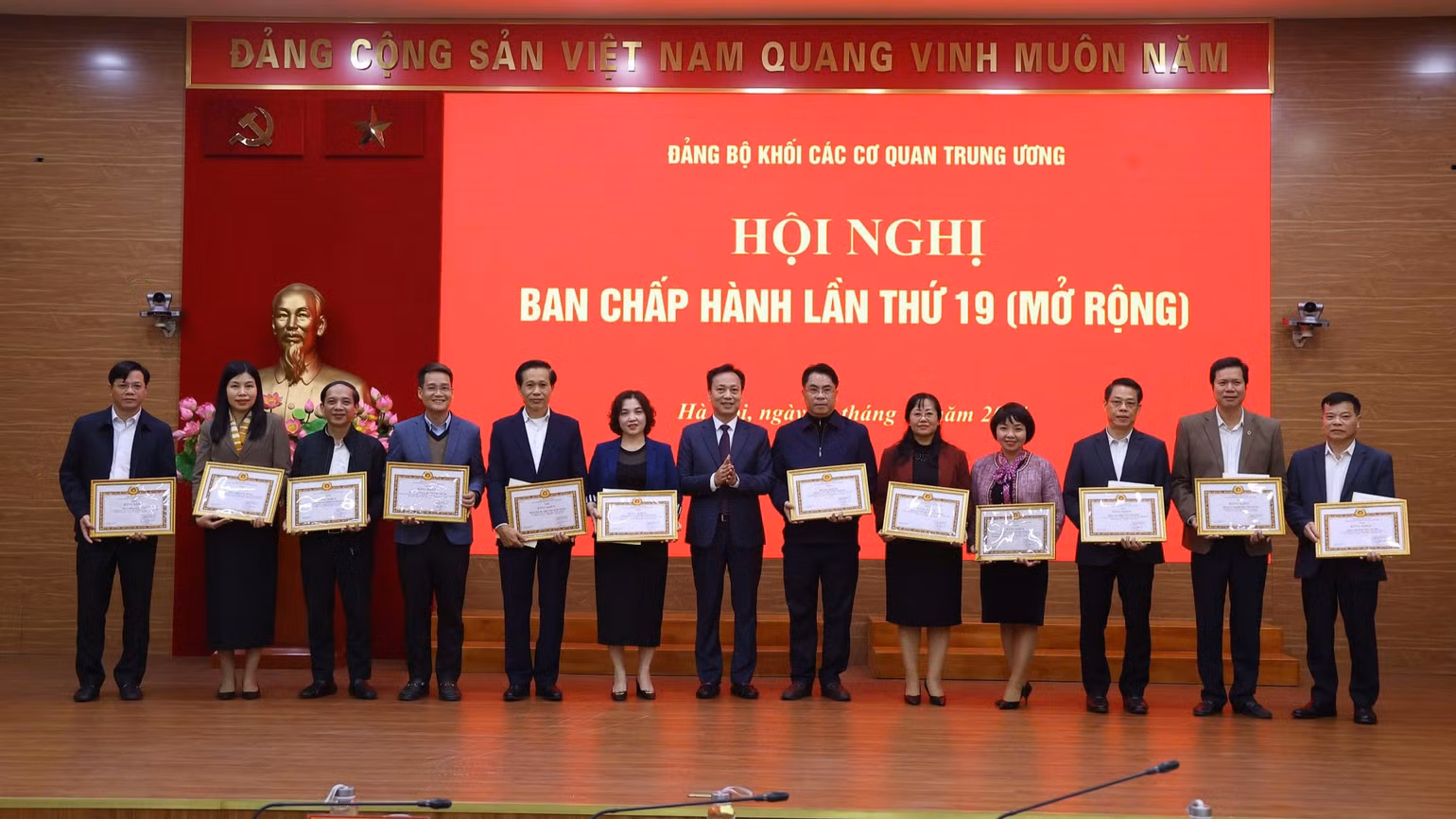 Đảng ủy Khối khen thưởng các tổ chức đảng có thành tích xuất sắc. Đảng ủy Khối khen thưởng các tổ chức đảng có thành tích xuất sắc.