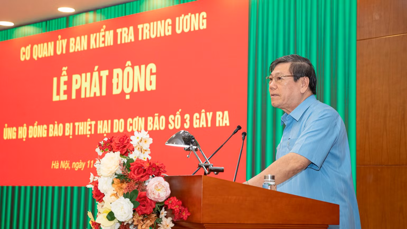 Đồng chí Trần Văn Rón phát động đợt quyên góp. (Ảnh: Sơn Tùng)