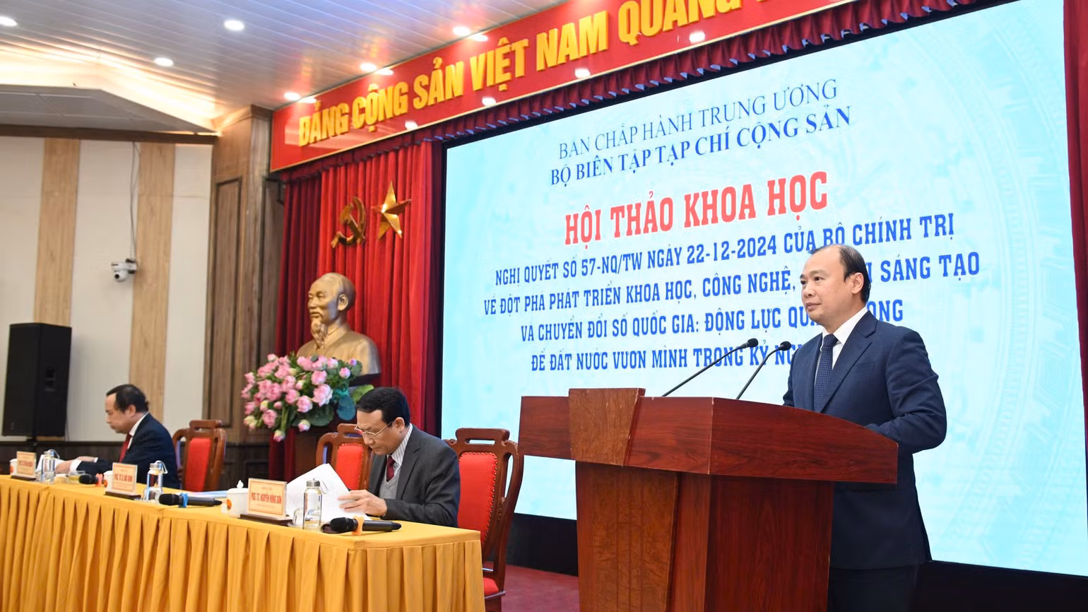 Phó Giáo sư, Tiến sĩ Lê Hải Bình, Ủy viên dự khuyết Trung ương Đảng, Tổng Biên tập Tạp chí Cộng sản phát biểu tại Hội thảo. (Ảnh: Thế Đại) Phó Giáo sư, Tiến sĩ Lê Hải Bình, Ủy viên dự khuyết Trung ương Đảng, Tổng Biên tập Tạp chí Cộng sản phát biểu tại Hội thảo. (Ảnh: Thế Đại)