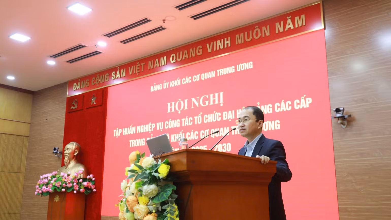 Phó Trưởng Ban Thường trực Ban Tổ chức Đảng ủy Khối thông tin chuyên đề về công tác nhân sự Đại hội.