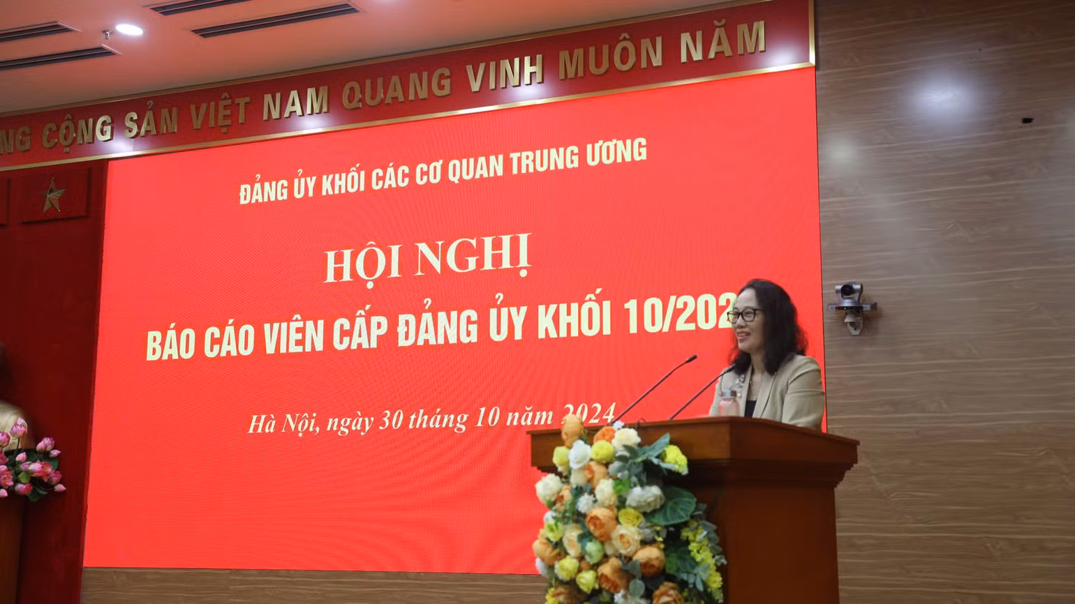 Trưởng Ban Tuyên giáo Đảng ủy Khối Hà Thị Trang định hướng công tác tuyên truyền.