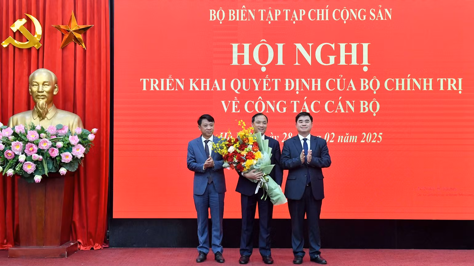 Lãnh đạo Tạp chí Cộng sản chúc mừng đồng chí tân Tổng Biên tập. (Ảnh: Đăng Khoa) Lãnh đạo Tạp chí Cộng sản chúc mừng đồng chí tân Tổng Biên tập. (Ảnh: Đăng Khoa)