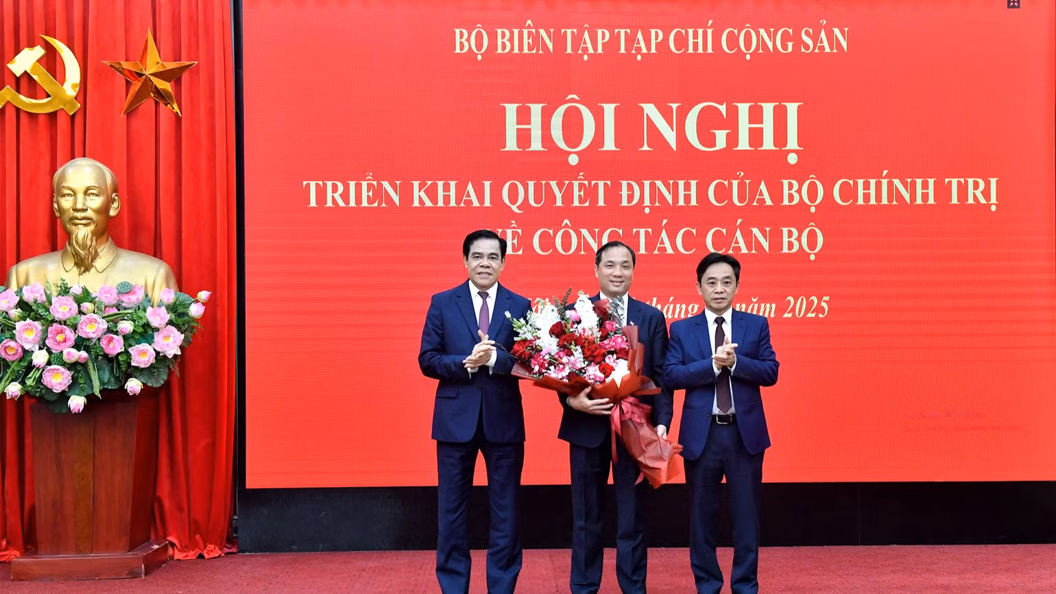 Lãnh đạo Tỉnh ủy, UBND, HĐND tỉnh Hà Tĩnh chúc mừng đồng chí Hoàng Trung Dũng nhận nhiệm vụ mới. (Ảnh: Đăng Khoa) Lãnh đạo Tỉnh ủy, UBND, HĐND tỉnh Hà Tĩnh chúc mừng đồng chí Hoàng Trung Dũng nhận nhiệm vụ mới. (Ảnh: Đăng Khoa)