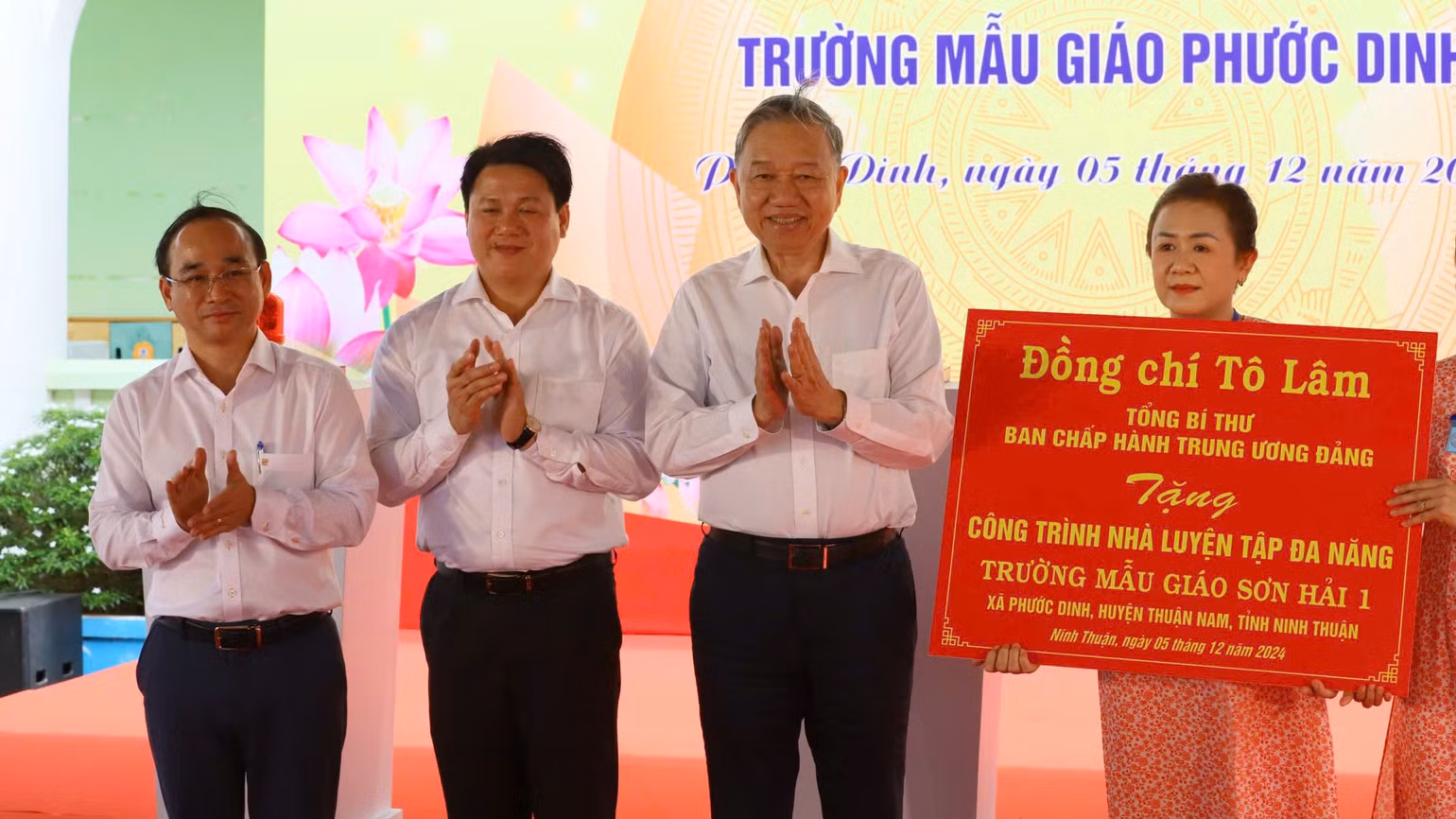 Tổng Bí thư dự lễ động thổ xây dựng Nhà đa năng, phòng học, Trường mẫu giáo Phước Dinh. (Ảnh: VĂN NỶ) Tổng Bí thư dự lễ động thổ xây dựng Nhà đa năng, phòng học, Trường mẫu giáo Phước Dinh. (Ảnh: VĂN NỶ)