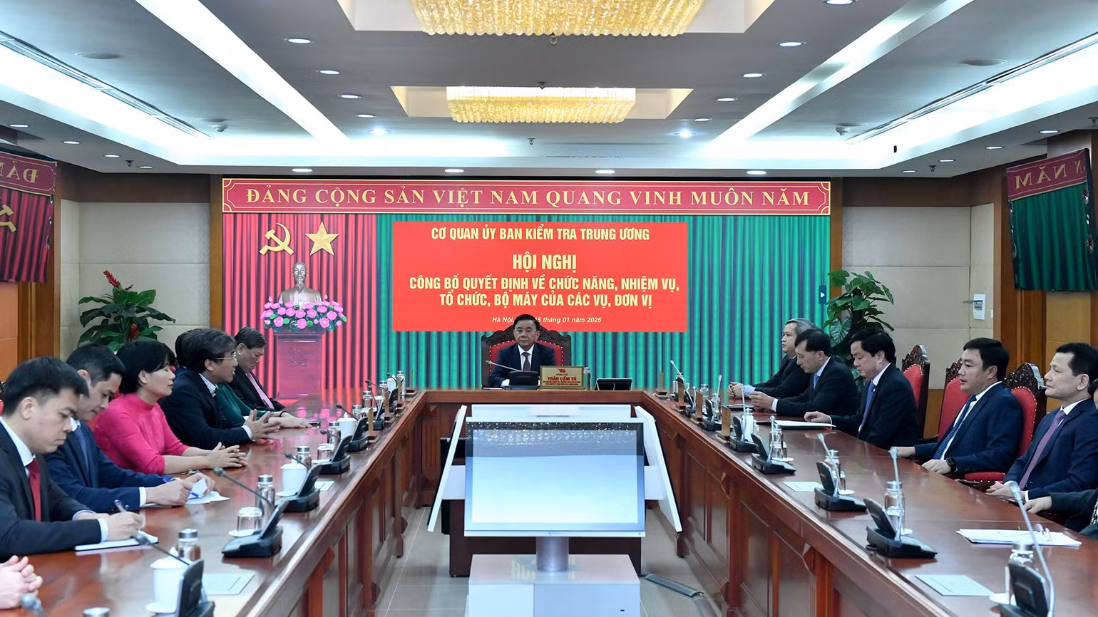 Hội nghị nghe công bố các quyết định quan trọng về tổ chức bộ máy và công tác cán bộ. (Ảnh: ĐĂNG KHOA)
