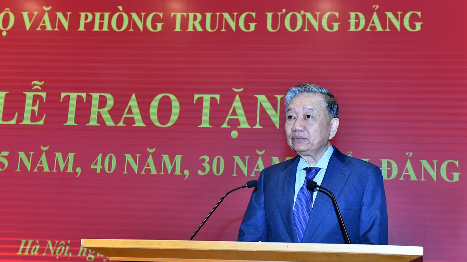 Tổng Bí thư Tô Lâm phát biểu chúc mừng đồng chí Trần Quốc Vượng và các đồng chí nhận Huy hiệu Đảng. (Ảnh: ĐĂNG KHOA)