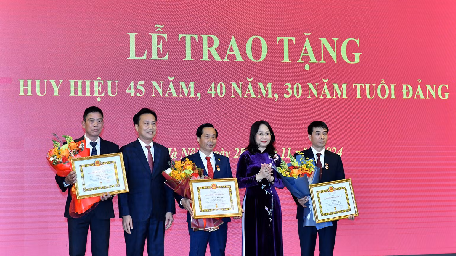 Các đồng chí nhận Huy hiệu 30 năm tuổi đảng. (Ảnh: ĐĂNG KHOA)