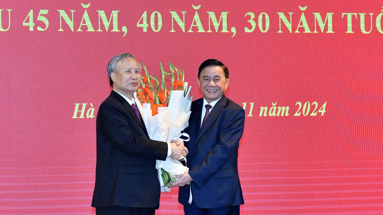 Đồng chí Trần Cẩm Tú, Ủy viên Bộ Chính trị, Thường trực Ban Bí thư, Chủ nhiệm Ủy ban Kiểm tra Trung ương tặng hoa chúc mừng đồng chí Trần Quốc Vượng. (Ảnh: ĐĂNG KHOA)