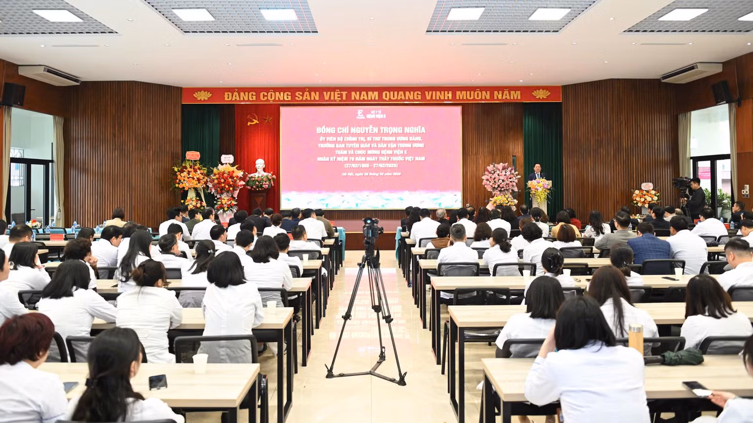 Đồng chí Nguyễn Trọng Nghĩa chúc mừng đội ngũ y, bác sĩ của Bệnh viện E đã làm chủ nhiều kỹ thuật tiên tiến. (Ảnh: THẾ ĐẠI) Đồng chí Nguyễn Trọng Nghĩa chúc mừng đội ngũ y, bác sĩ của Bệnh viện E đã làm chủ nhiều kỹ thuật tiên tiến. (Ảnh: THẾ ĐẠI)