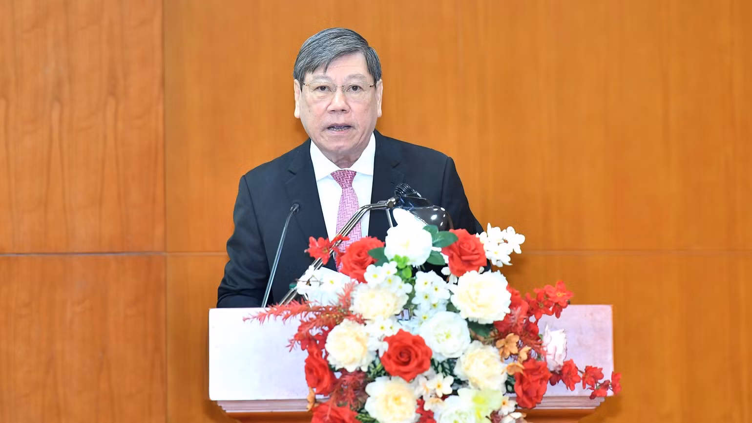 Phó Chủ nhiệm Thường trực Ủy ban Kiểm tra Trung ương Trần Văn Rón báo cáo kết quả công tác năm 2024. (Ảnh: ĐĂNG KHOA)