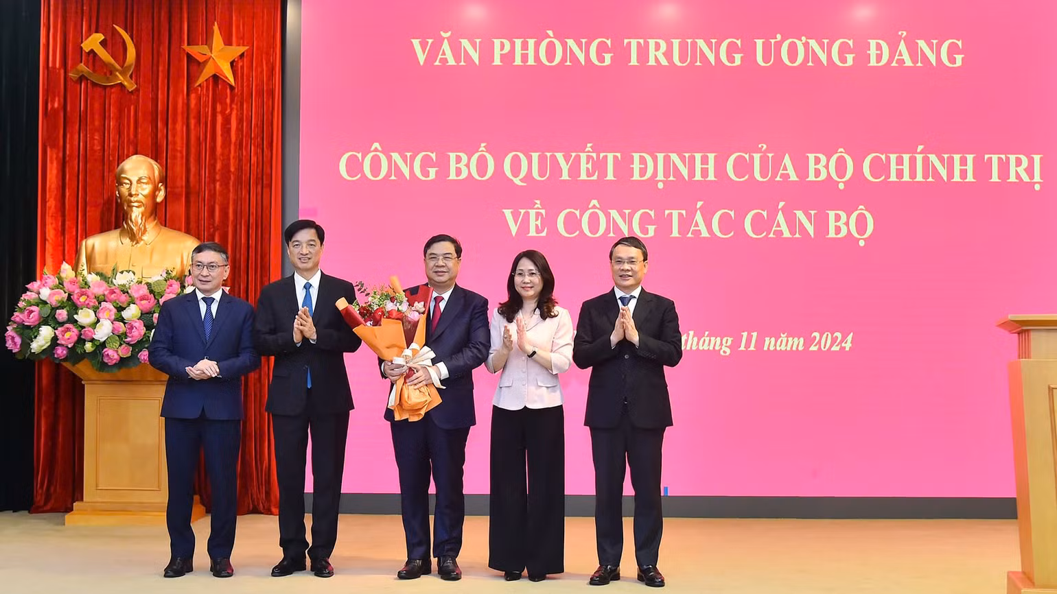 Lãnh đạo Văn phòng Trung ương Đảng chúc mừng đồng chí Phạm Gia Túc. (Ảnh THỦY NGUYÊN) Lãnh đạo Văn phòng Trung ương Đảng chúc mừng đồng chí Phạm Gia Túc. (Ảnh THỦY NGUYÊN)