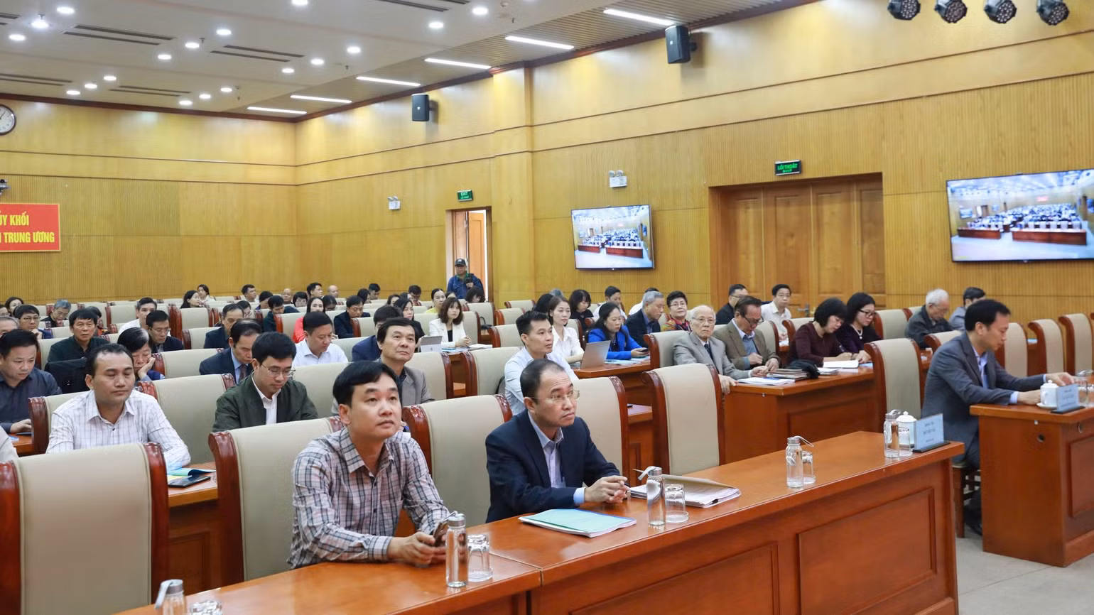 Các đại biểu dự hội nghị tại cơ quan Đảng ủy Khối.