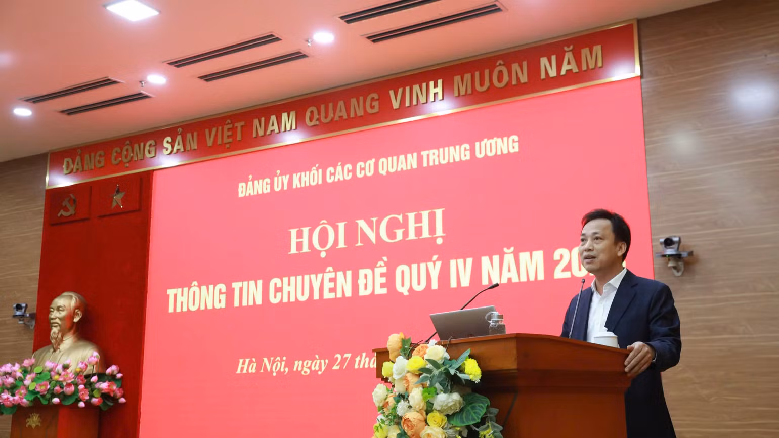 Phó Bí thư Thường trực Đảng ủy Khối Lại Xuân Lân định hướng tuyên truyền. Phó Bí thư Thường trực Đảng ủy Khối Lại Xuân Lân định hướng tuyên truyền.