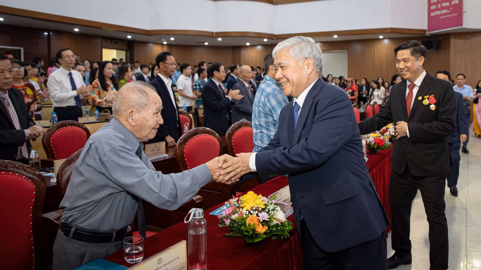 Đồng chí Đỗ Văn Chiến chúc mừng các thế hệ thày cô giáo của Học viện. (Ảnh: SƠN TÙNG)