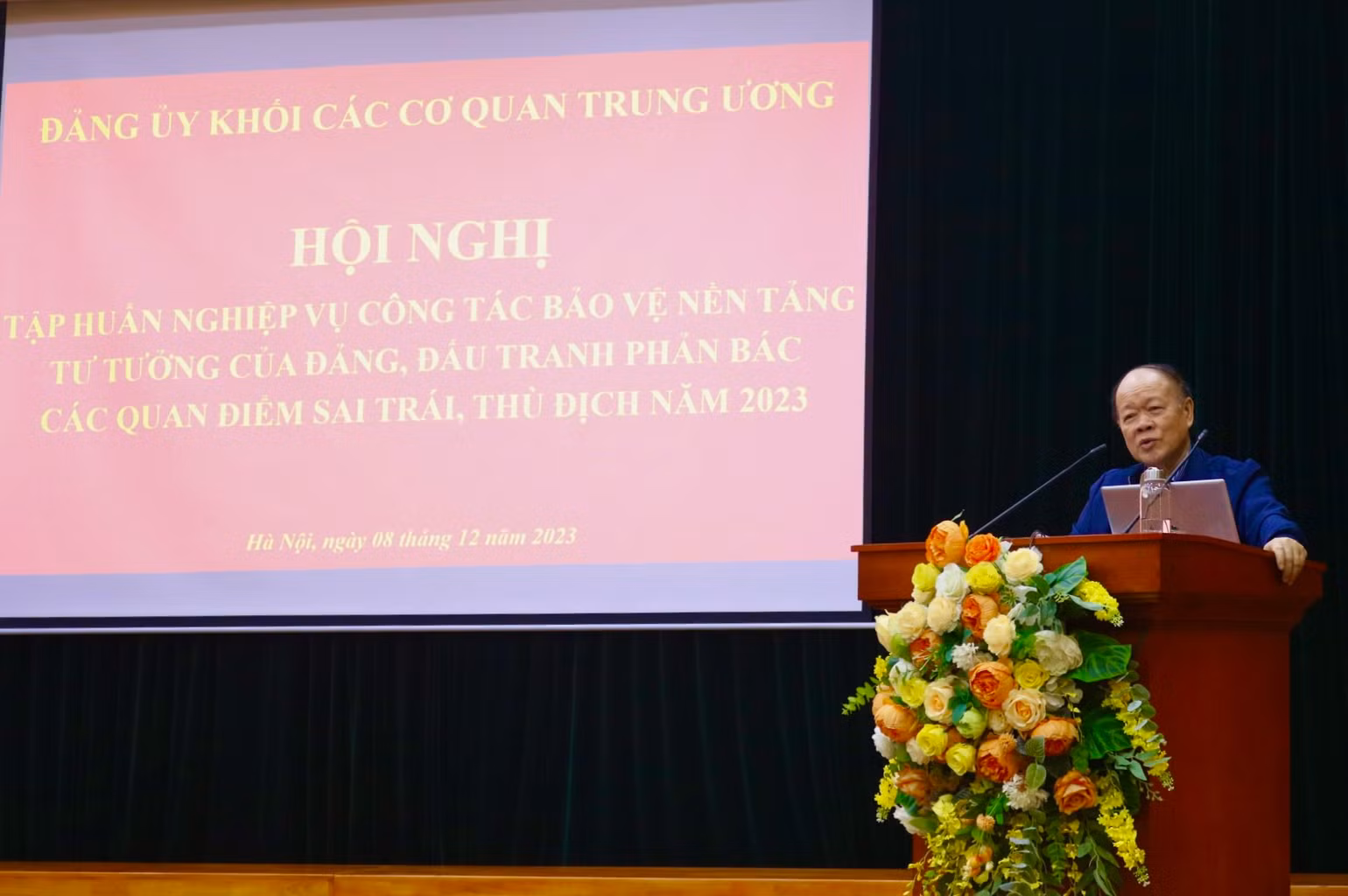Thiếu tướng GS, TS Bùi Quảng Bạ giới thiệu chuyên đề 1. Thiếu tướng GS, TS Bùi Quảng Bạ giới thiệu chuyên đề 1.