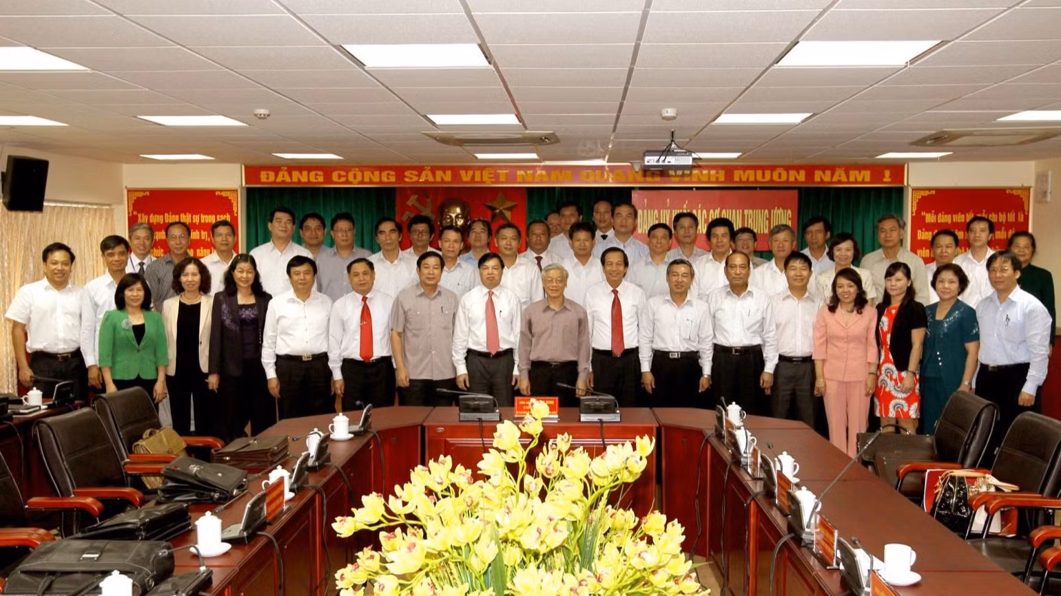 Tổng Bí thư Nguyễn Phú Trọng chụp ảnh lưu niệm với các đồng chí Ủy viên Ban Chấp hành Đảng bộ Khối, ngày 18/8/2012.
