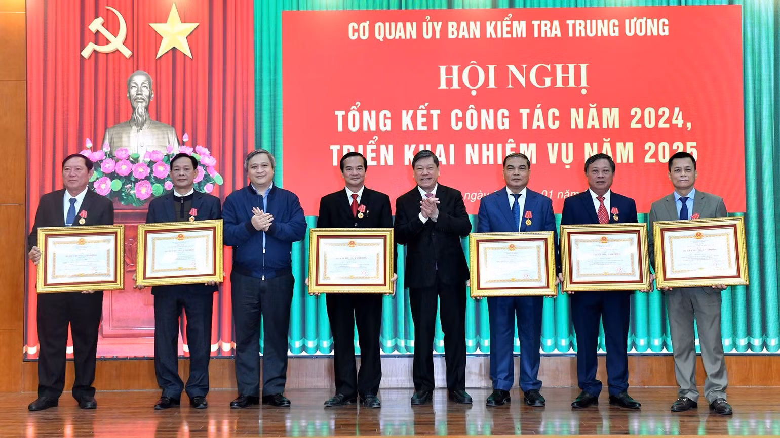 Nhiều tập thể, cá nhân xuất sắc được khen thưởng. (Ảnh: ĐĂNG KHOA)