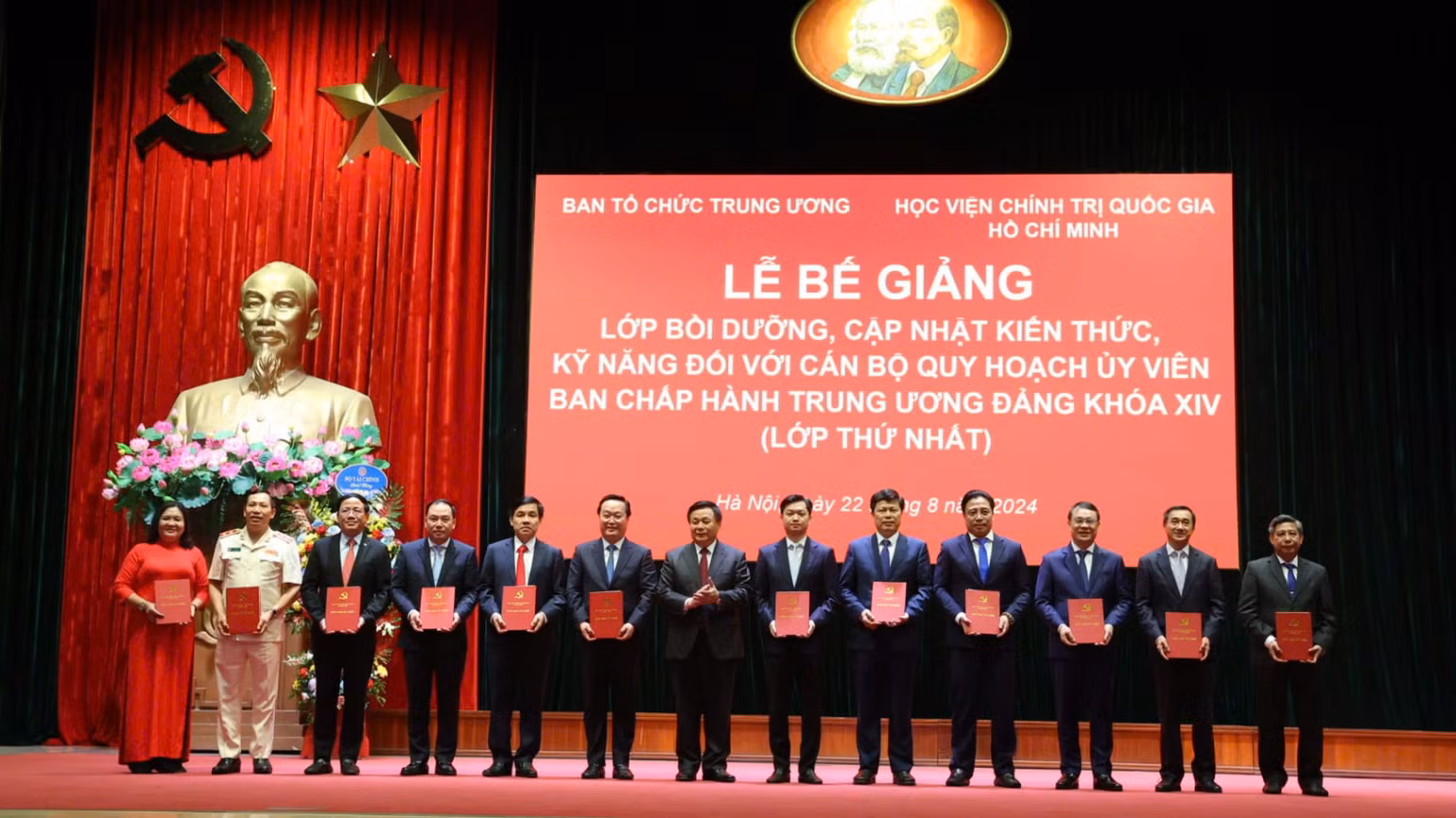 Đồng chí Nguyễn Xuân Thắng, Ủy viên Bộ Chính trị, Giám đốc Học viện Chính trị quốc gia Hồ Chí Minh, Chủ tịch Hội đồng Lý luận Trung ương; Phó Trưởng ban Thường trực Ban Chỉ đạo lớp học trao Giấy chứng nhận tốt nghiệp tới các học viên. Đồng chí Nguyễn Xuân Thắng, Ủy viên Bộ Chính trị, Giám đốc Học viện Chính trị quốc gia Hồ Chí Minh, Chủ tịch Hội đồng Lý luận Trung ương; Phó Trưởng ban Thường trực Ban Chỉ đạo lớp học trao Giấy chứng nhận tốt nghiệp tới các học viên.