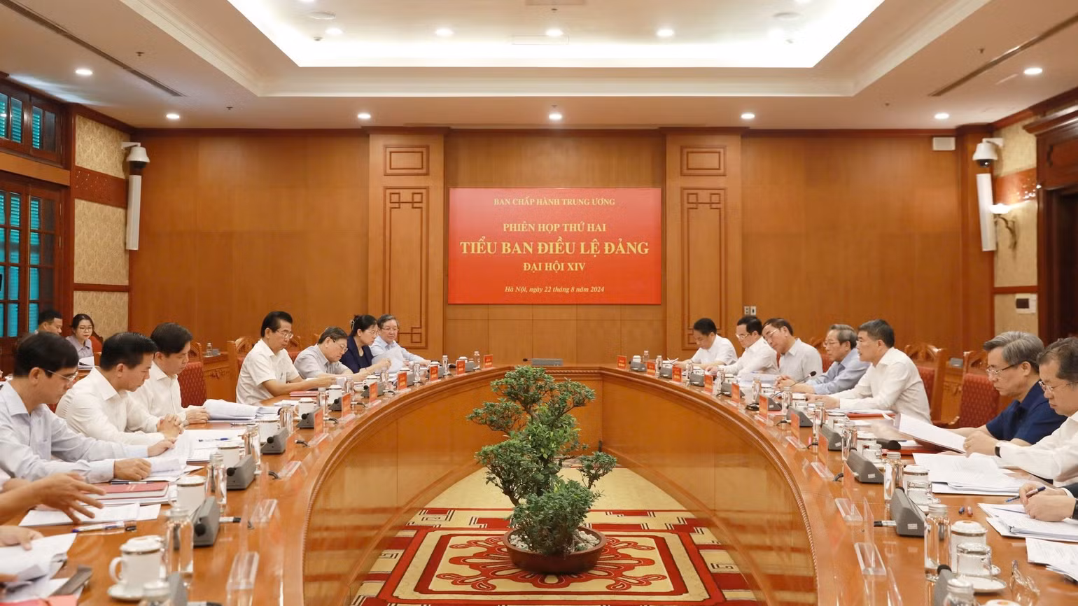Quang cảnh phiên họp Tiểu ban Điều lệ Đảng. Quang cảnh phiên họp Tiểu ban Điều lệ Đảng.