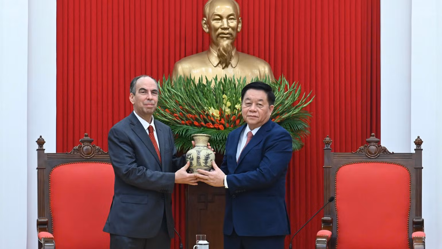 Đồng chí Nguyễn Trọng Nghĩa trao sản phẩm gốm Việt Nam tặng ngài Đại sứ. (Ảnh: THẾ ĐẠI).