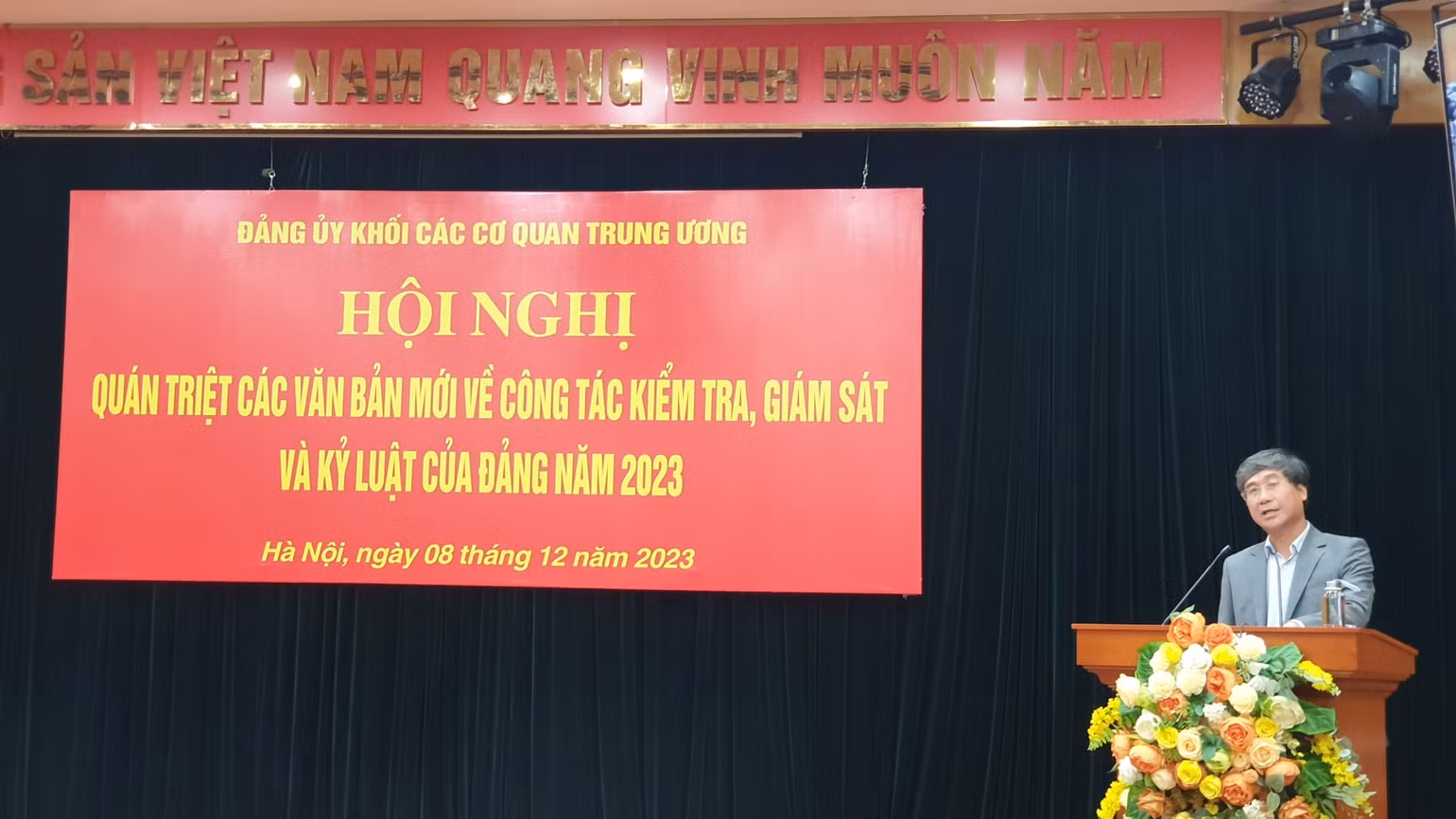 Đồng chí Lê Nguyễn Nam Ninh truyền đạt một số văn bản mới của Trung ương.